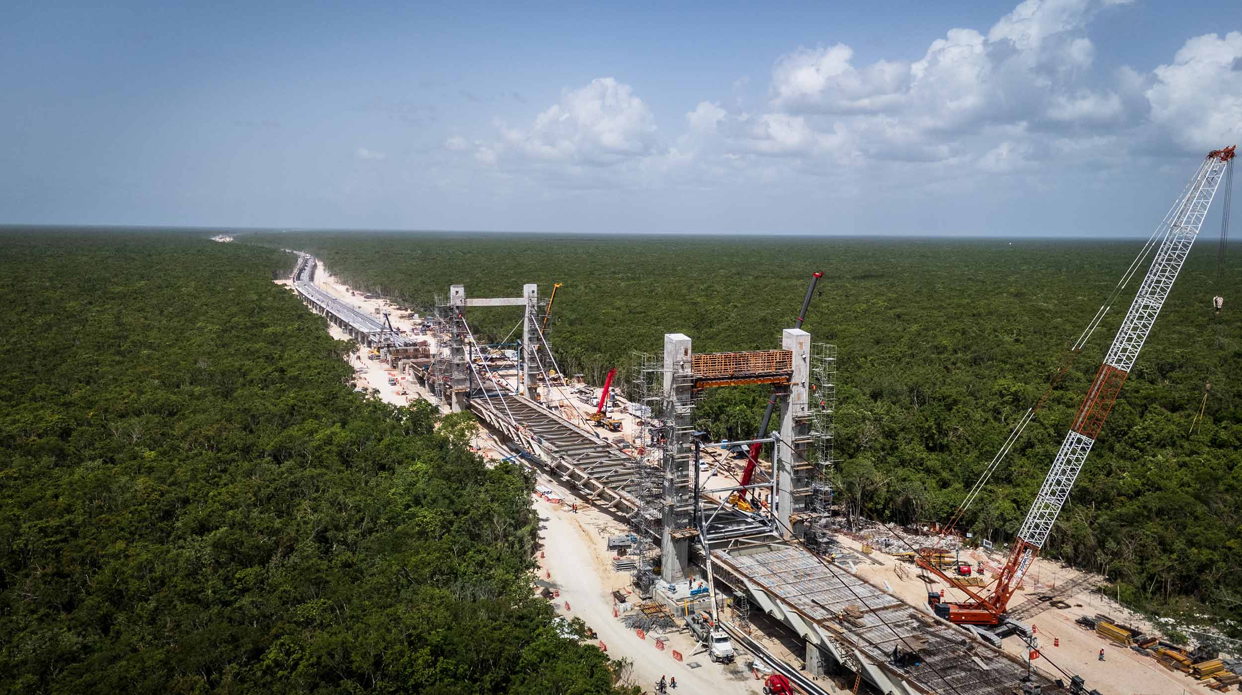 Las cimbras y andamios ULMA se han empleado en la construcción de la viga de atado y los pilonos del primer puente atirantado ferroviario de México. Esta obra forma parte del Tren Maya, un proyecto generador de un fuerte impulso al desarrollo económico del sur del país.