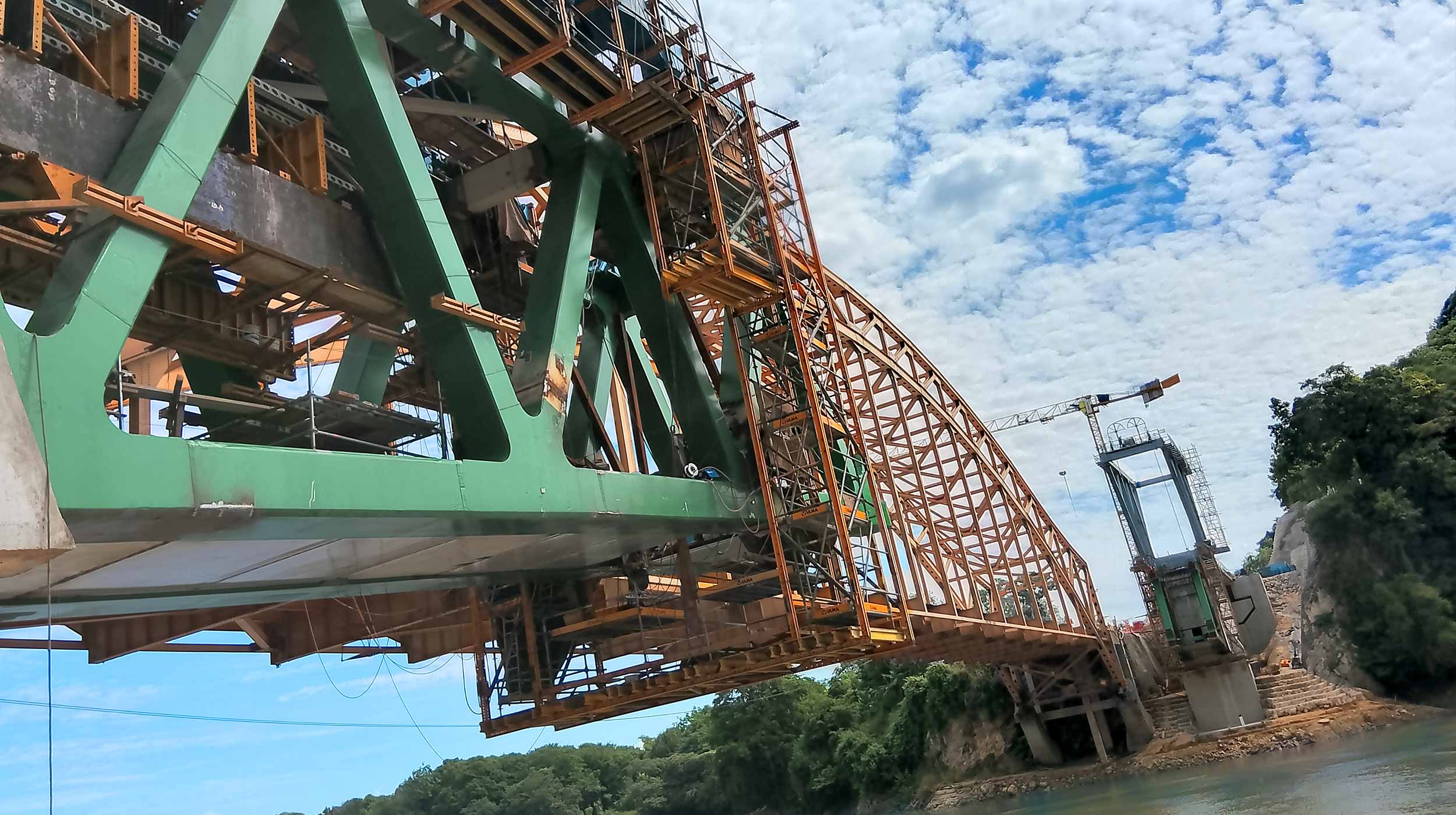 Forma parte de las magnas obras para el paso del Tren Maya, dónde ULMA suministró el sistema MK y Andamio BRIO con los que se montaron plataformas descolgadas, para los diversos trabajos durante la construcción del puente.