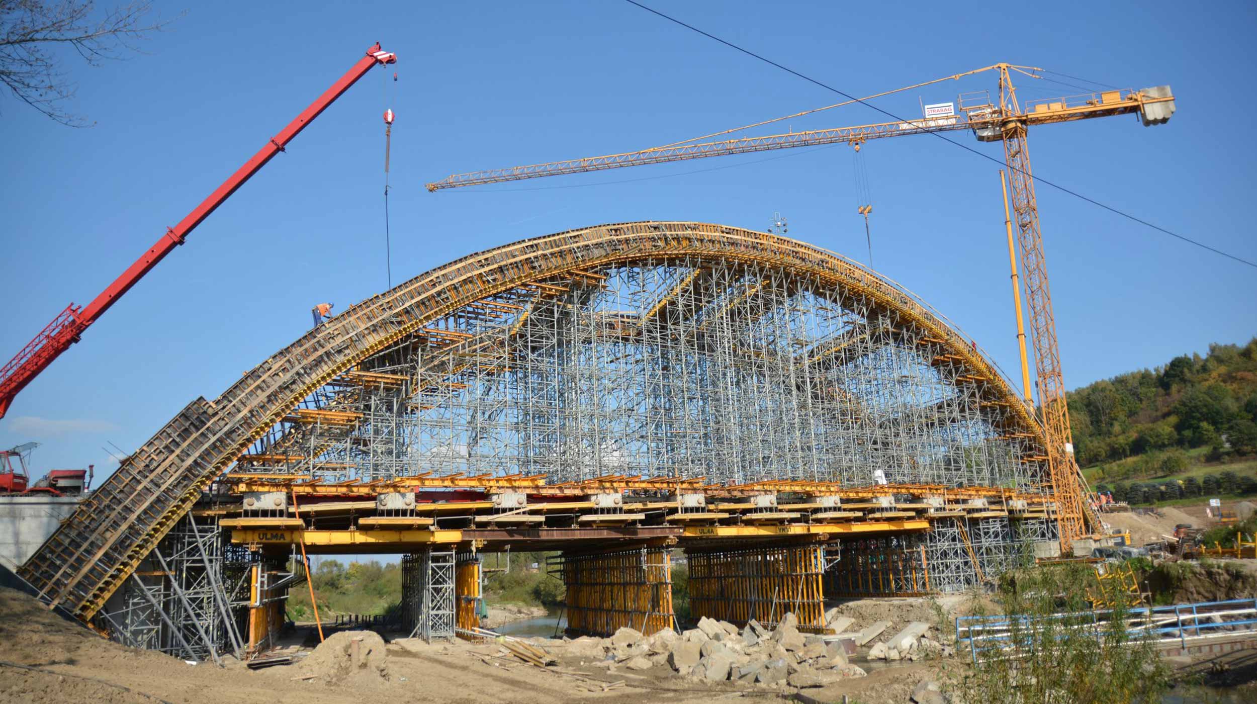 Para la construcción de este puente, hemos utilizado apuntalamientos a diferentes alturas logrando una gran eficiencia en todo momento.