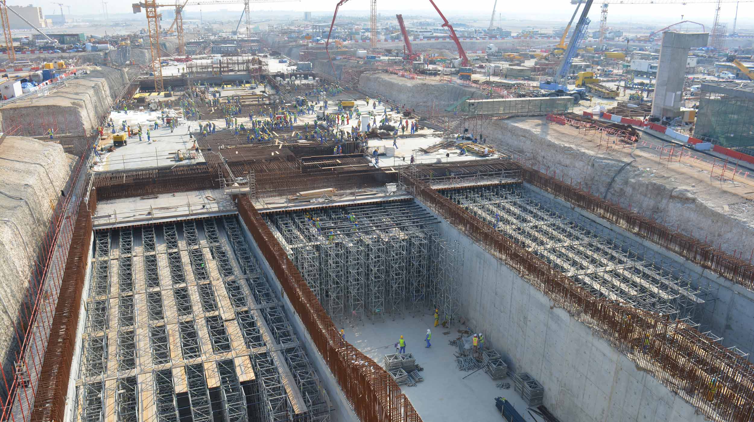 El proyecto consiste en la construcción de un túnel a cielo abierto, así como las instalaciones y servicios en la vía A3.