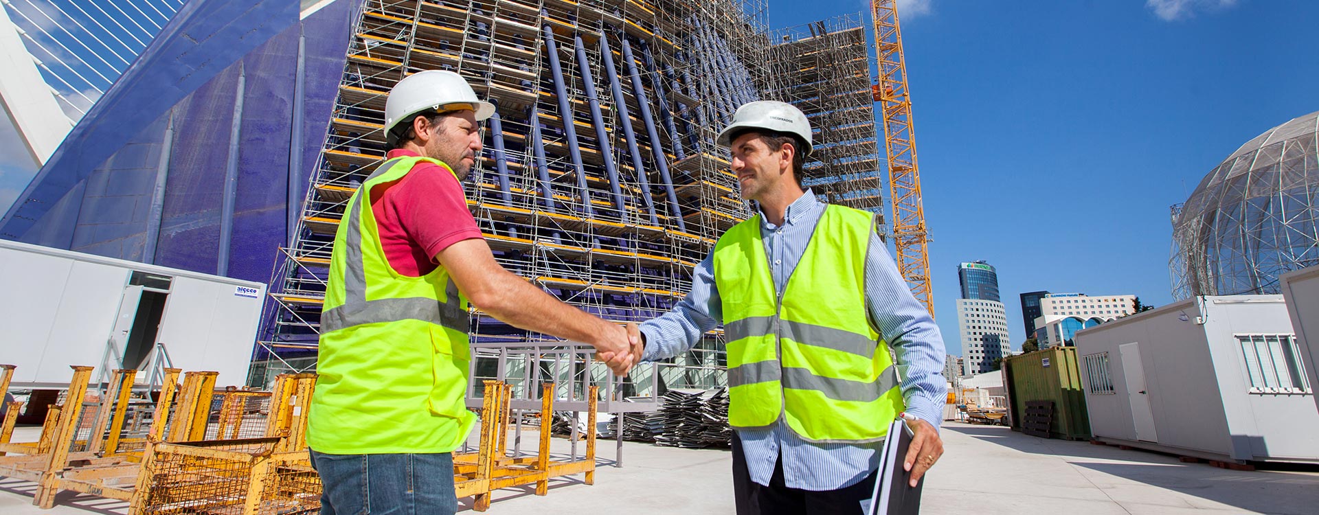 Operamos en la industria del concreto, ofreciendo servicios y soluciones integrales de sistemas de cimbra y andamios. Nuestra principal actividad se desarrolla en el alquiler y la venta de productos.